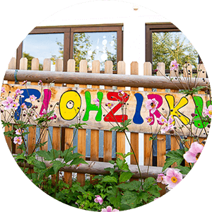 bunt bemalter Zaun mit Flohzirkus beschriftet