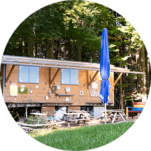 Bauwagen der Waldkäuzchen am Waldrand