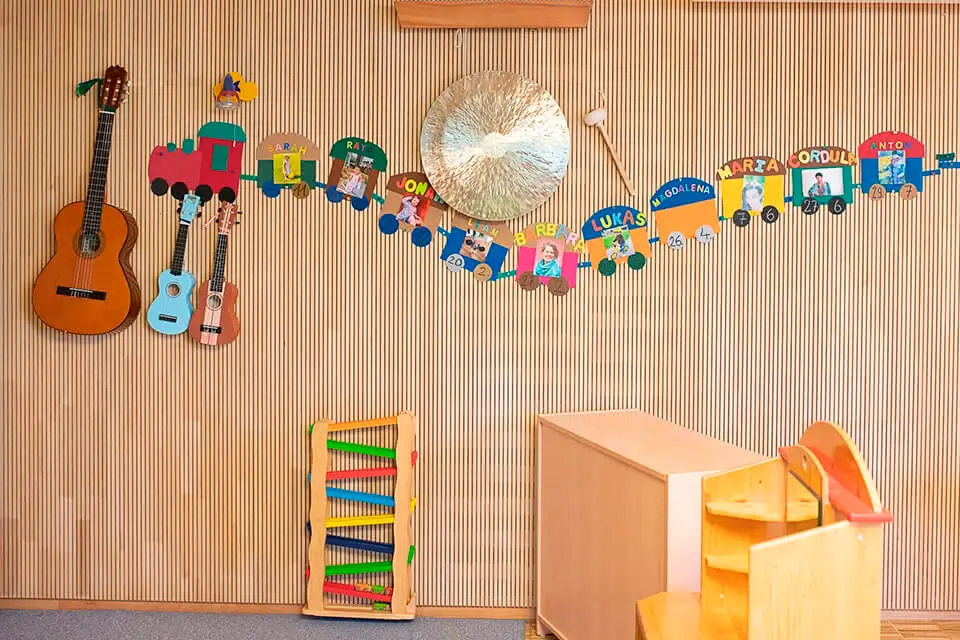 Arche-Noah_Flohzirkus-©2025-Janine-Hague-10 Musikinstrumente als Wandbehang