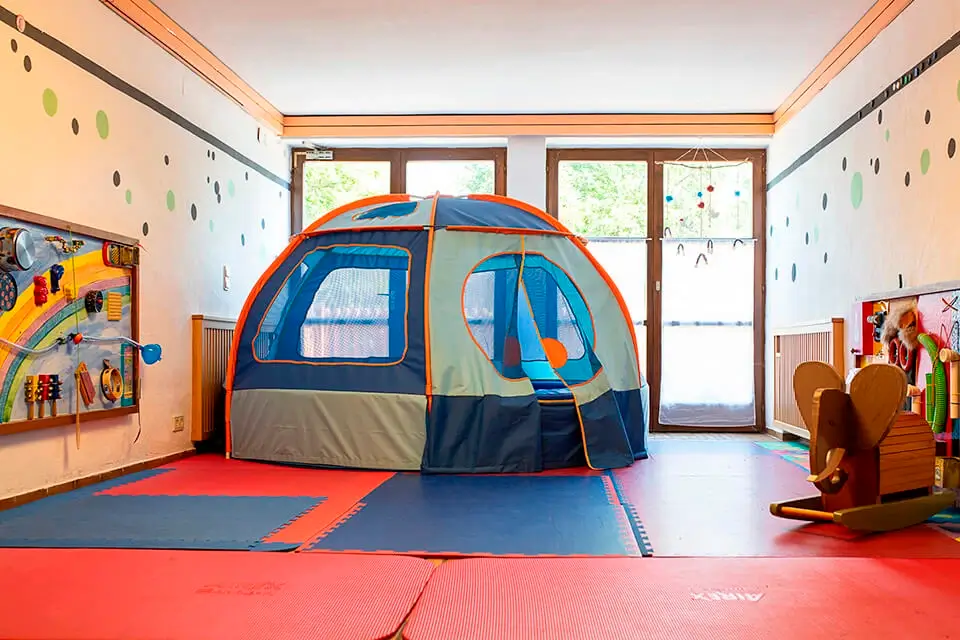 Arche-Noah_Flohzirkus-©2025-Janine-Hague-11 Raum mit Softplay Matten und Dome