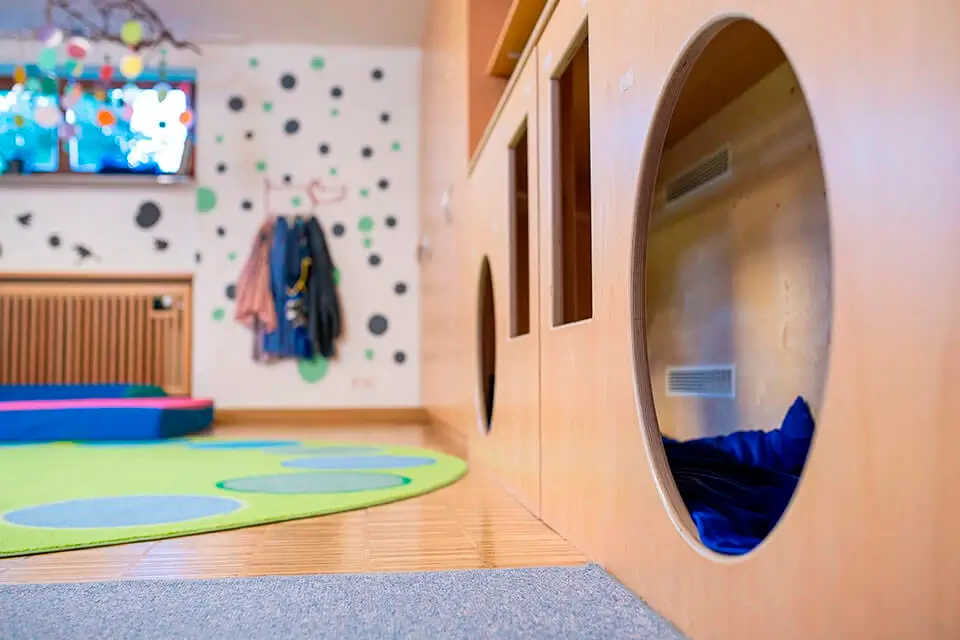 Arche-Noah_Flohzirkus-©2025-Janine-Hague-3 Innenraum Kinderkrippe Detail