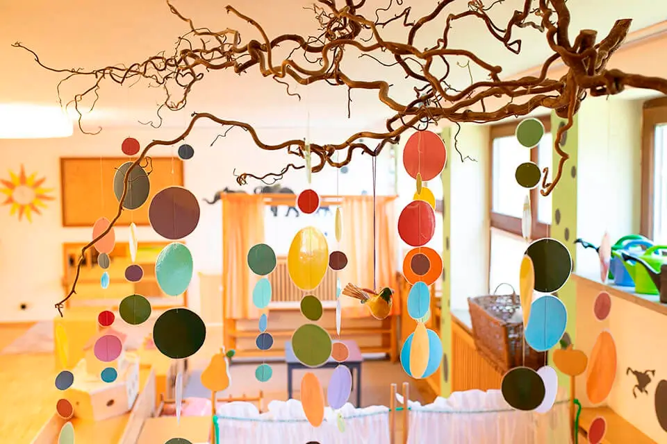 Arche-Noah_Flohzirkus-©2025-Janine-Hague-8 Ansicht Dekoelement - Bunte Kreise